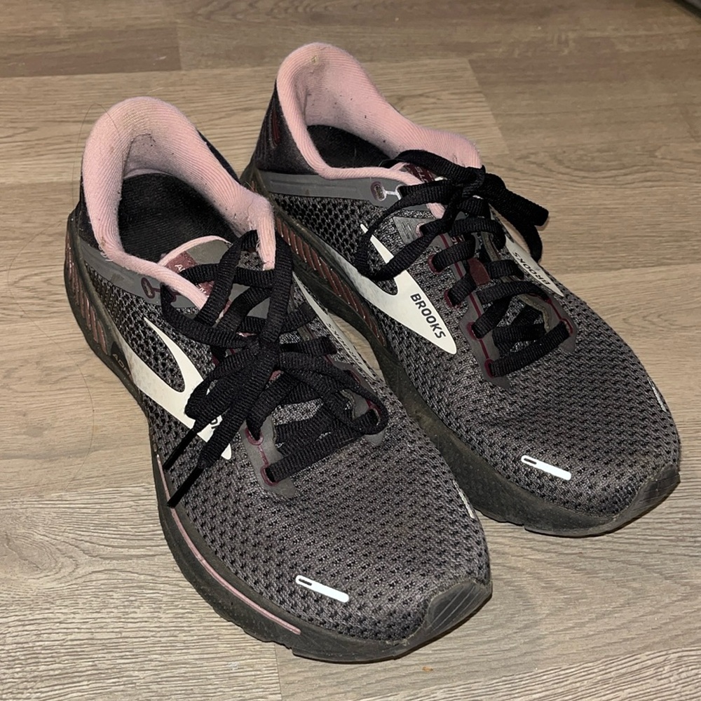 Brooks Adrenaline GTS 22 running shoes